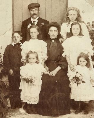 Family at Standlow Family at Standlow 1909 (2)